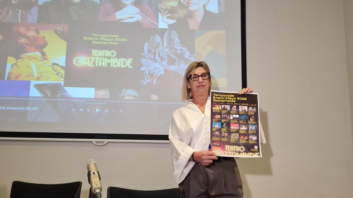 Iciar Les con el cartel de presentación de las actuaciones del Gaztambide.