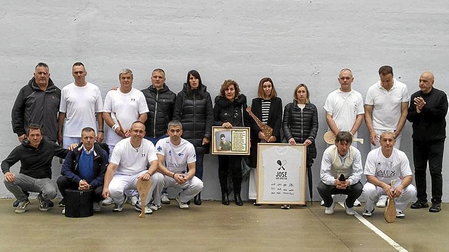 Emotivo homenaje a José Gómez en el frontón de Eitza