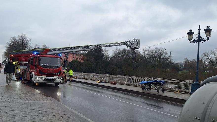 Rescatan a un hombre caído al río en Basauri