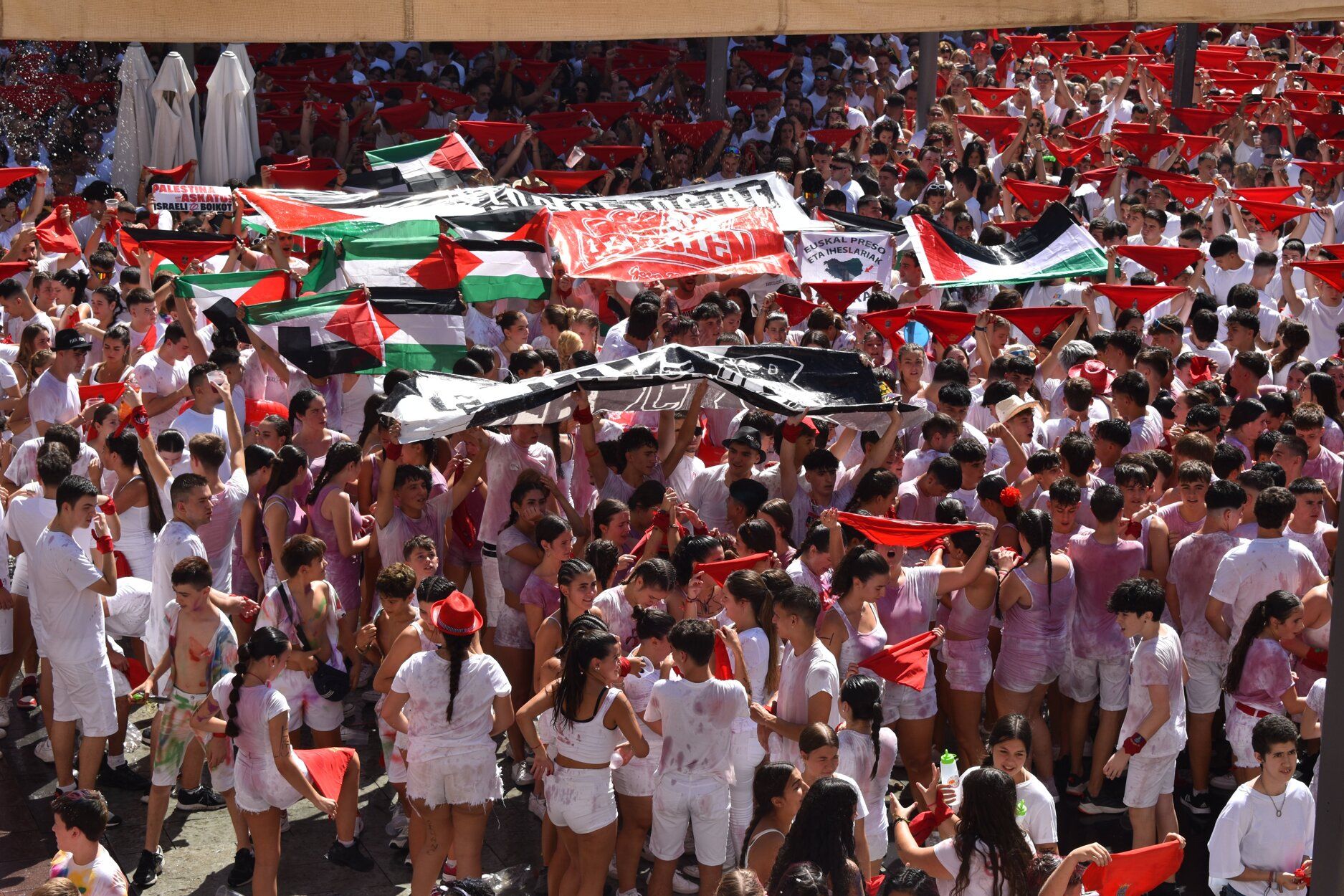 Fotos del chupinazo de fiestas de Peralta