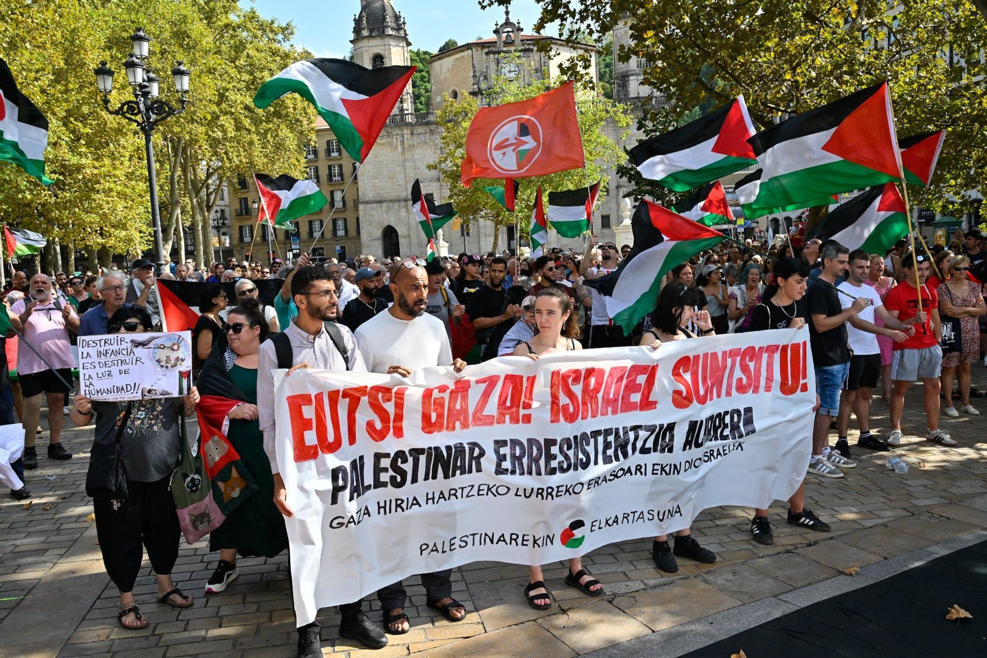 En imágenes: Más de 300 personas se concentran en El Arenal para denunciar el ataque terrestre sobre la ciudad de Gaza