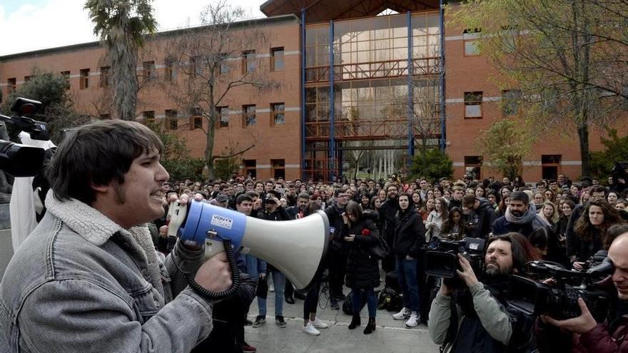 Concentración de estudiantes de la Universidad Rey Juan Carlos para exigir la dimisión del rector y de Cifuentes.