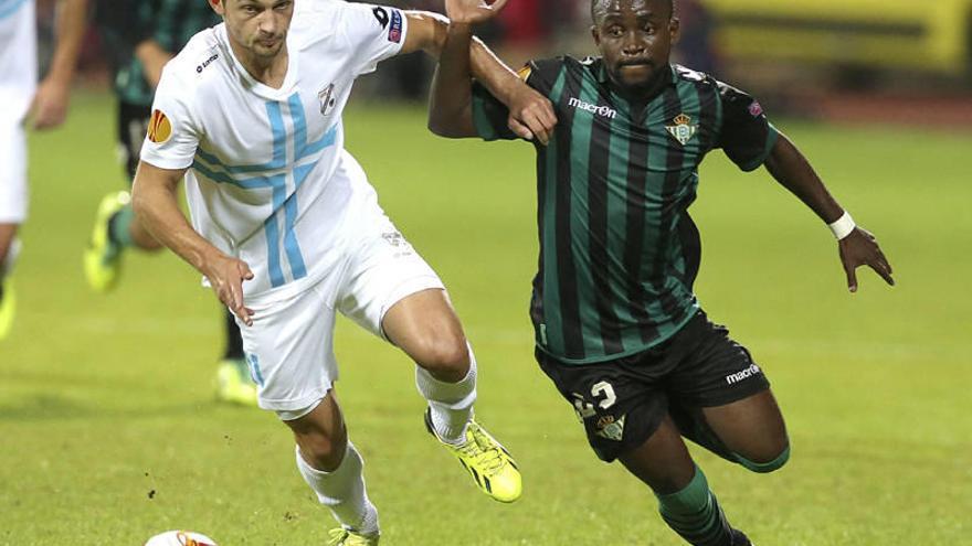 El jugador del Betis Cedrick (dcha) pelea por el control del balón con el jugador del Rijeka, Ivan Tomecak.