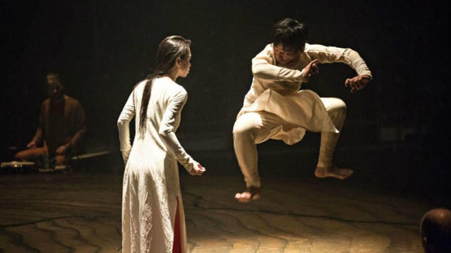 Akram Khan Company-k dantza garaikidea eta Indiako kathak fusionatzen ditu  Until the Lions lanean.
