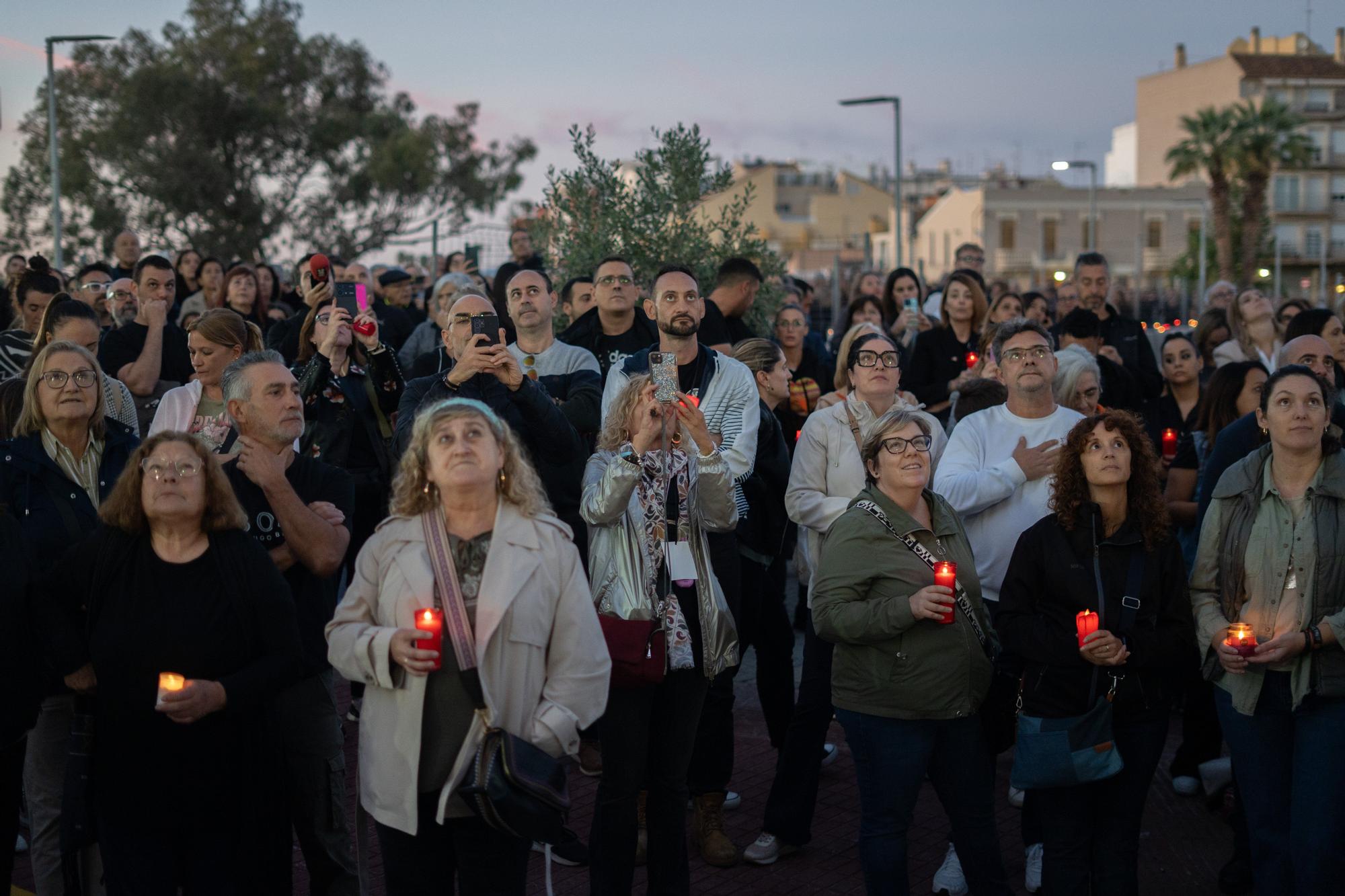 En imágenes: Decenas de velas en la rambla del Poyo homenajean a los fallecidos en la dana