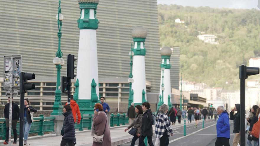 El puente de la Zurriola tendrá una acera más amplía en el lado izquierdo y el bidegorri en el derecho
