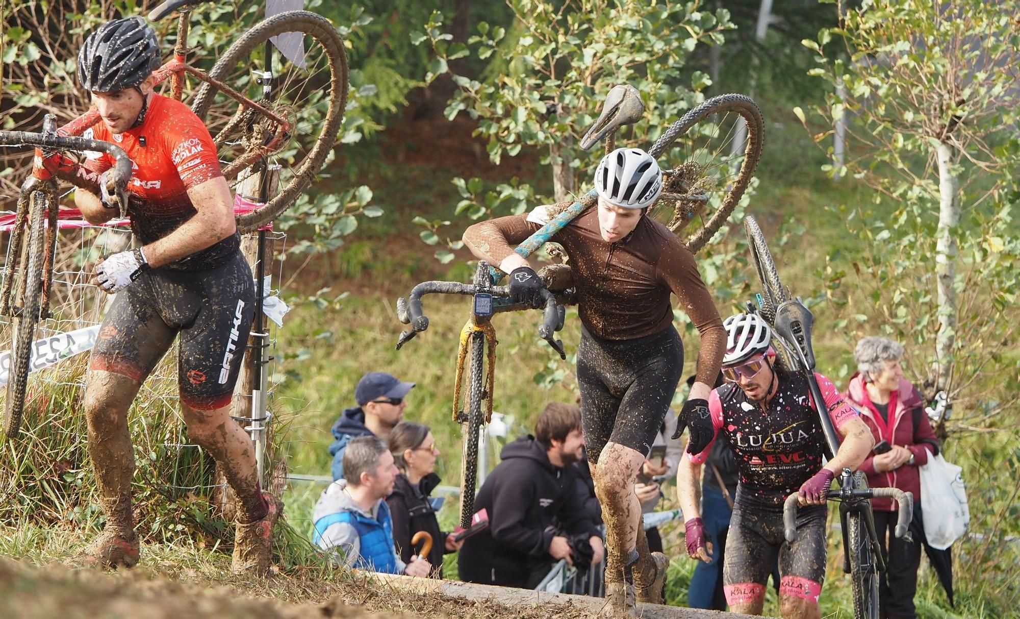 El barro se sumó al espectáculo de ciclocross en Elgoibar