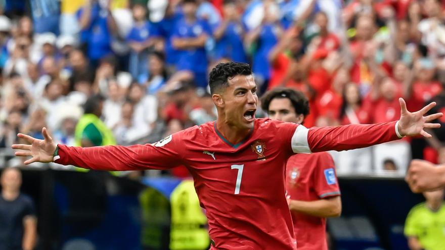 Cristiano se reivindica con un doblete en la primera victoria de Portugal