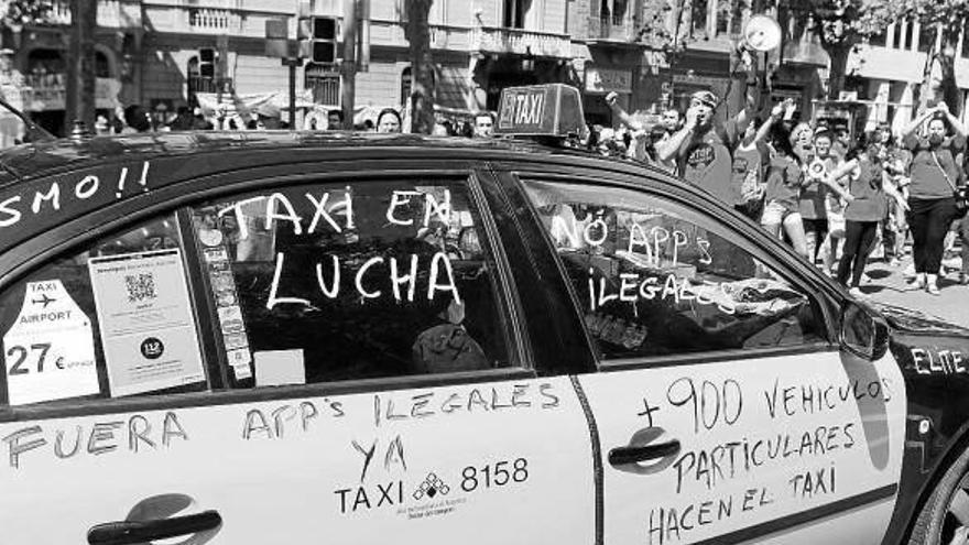 Un taxi con notas de protesta, en contra de los coches VTC (arrendamiento de vehículo con conductor).