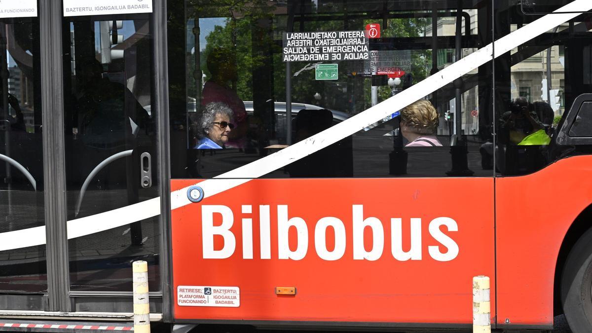 Una unidad de Bilbobus circulando por la ciudad.