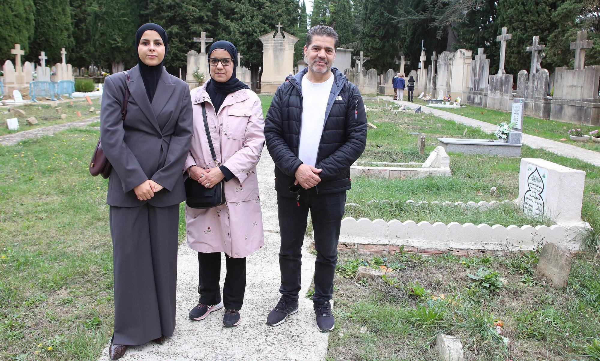 Miles de ciudadanos visitan a sus allegados en los cementerios de Navarra