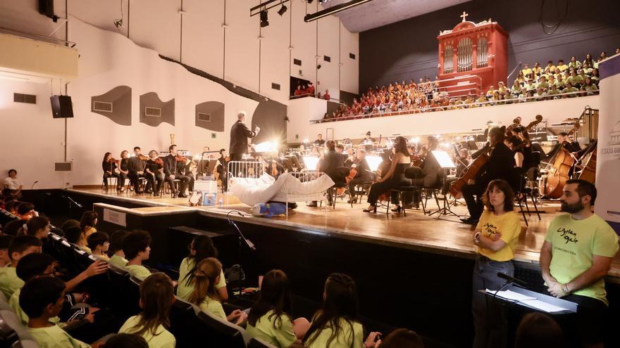 Más de mil voces infantiles conquistan Vitoria con 'Logelan Logale'