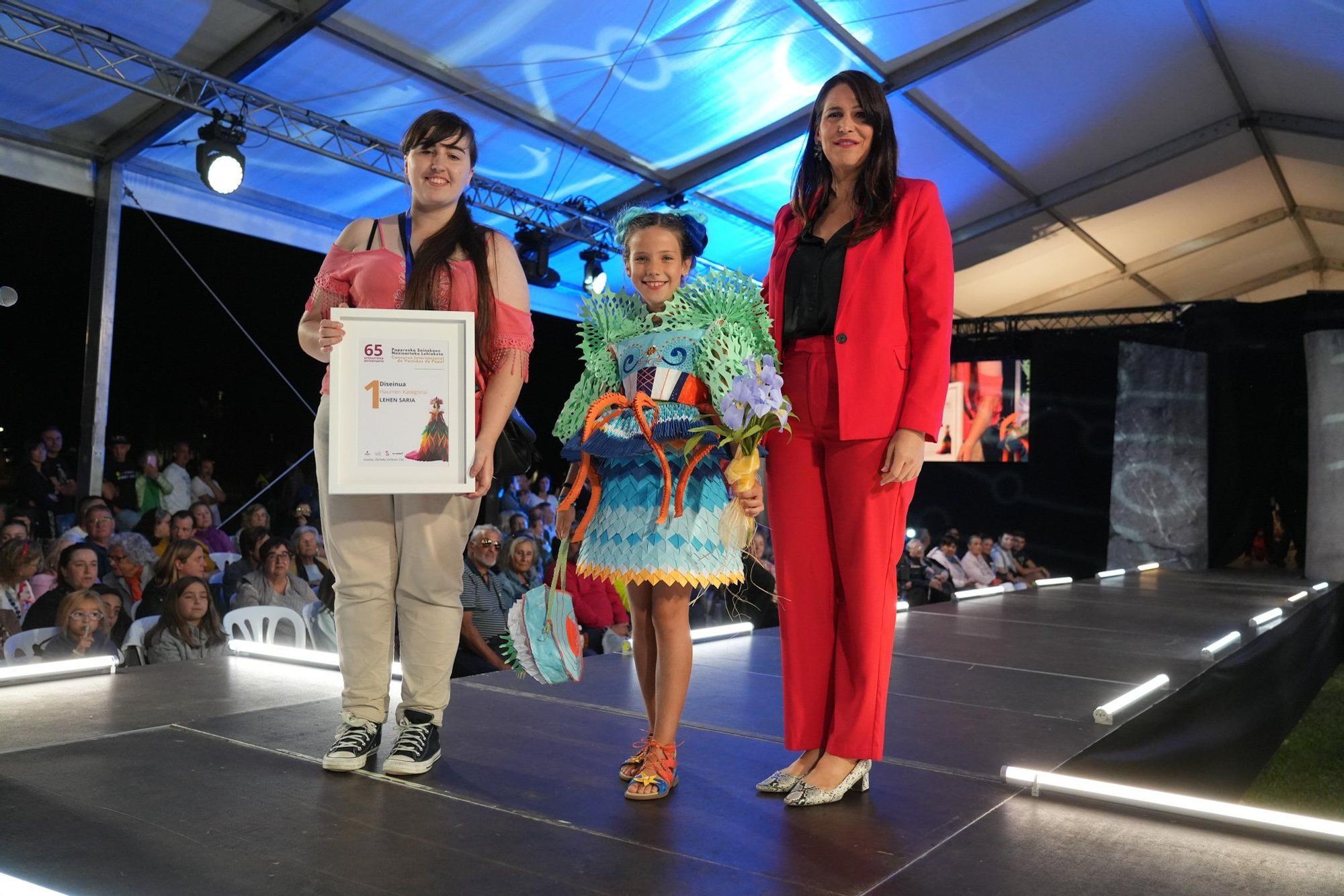 En imágenes: así ha sido el desfile de Vestidos de Papel de Güeñes