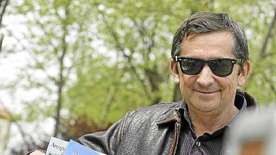 Ignacio Berciano posa con el libro &#039;Aprendiendo a morir&#039;, que escribió anteriormente.