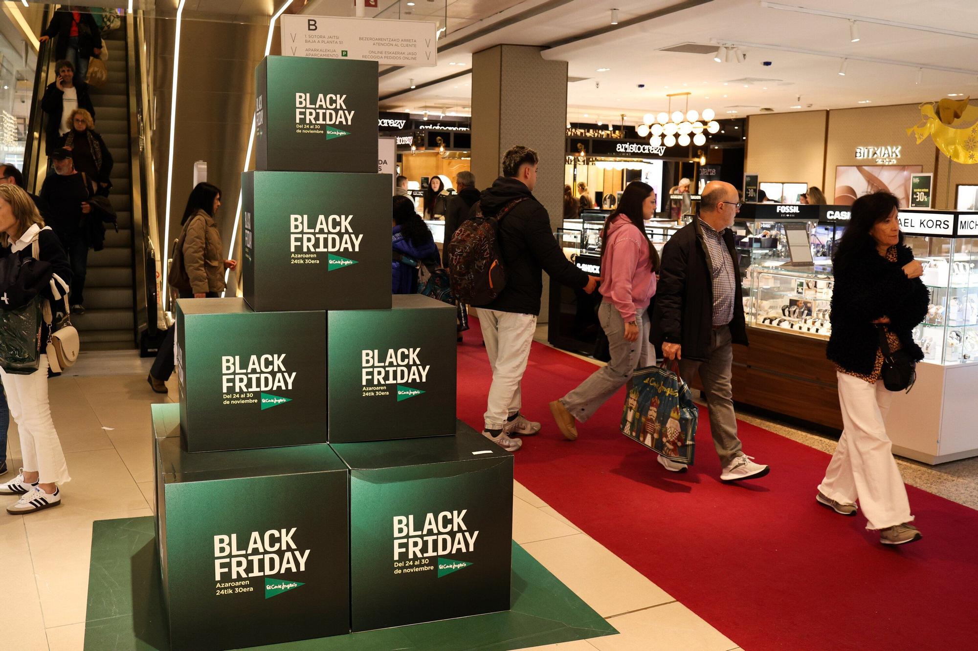 En imágenes: Los bilbainos se echan a la calle por el Black Friday