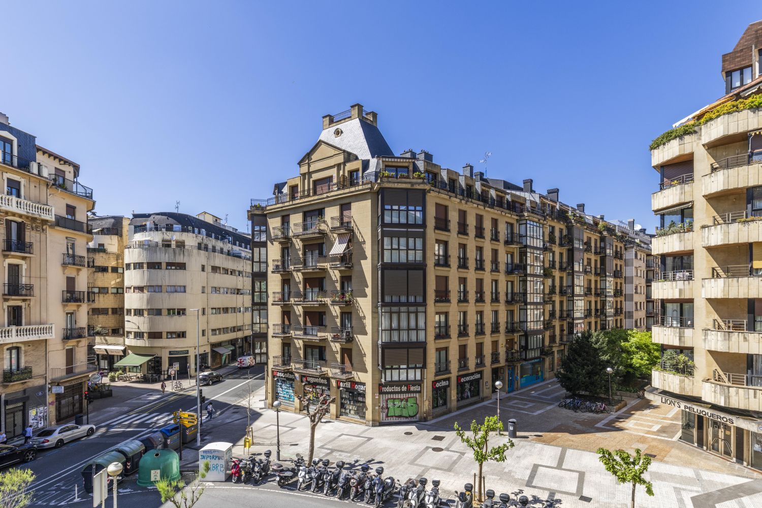 Magnífica propiedad en venta ubicada en un edificio señorial, situada en una de las zonas más elegantes del céntrico barrio de Gros