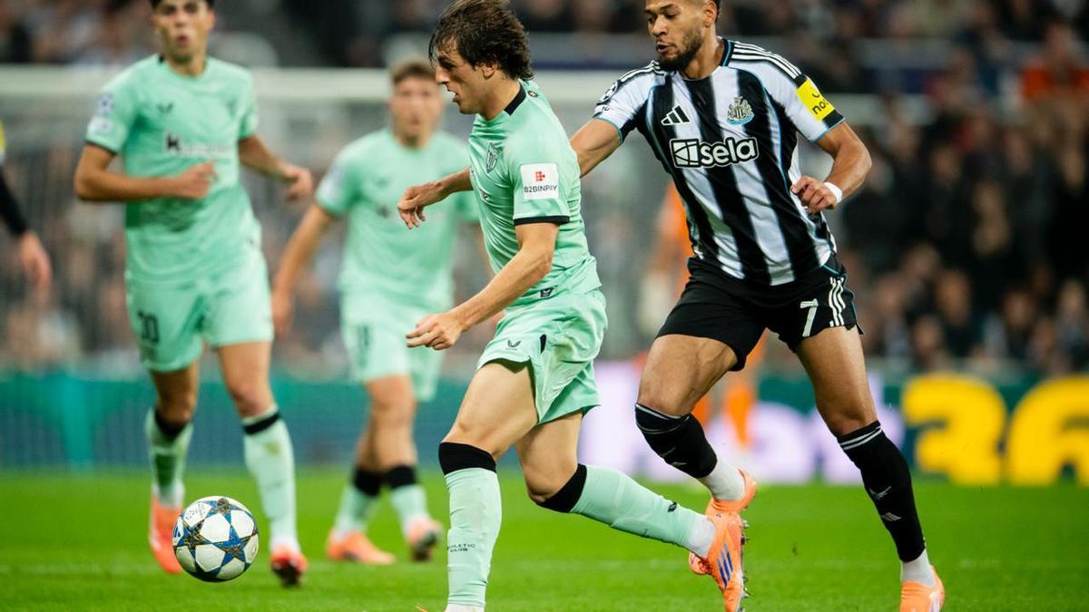 Unai Gómez controla un balón en el encuentro frente al Newcastle