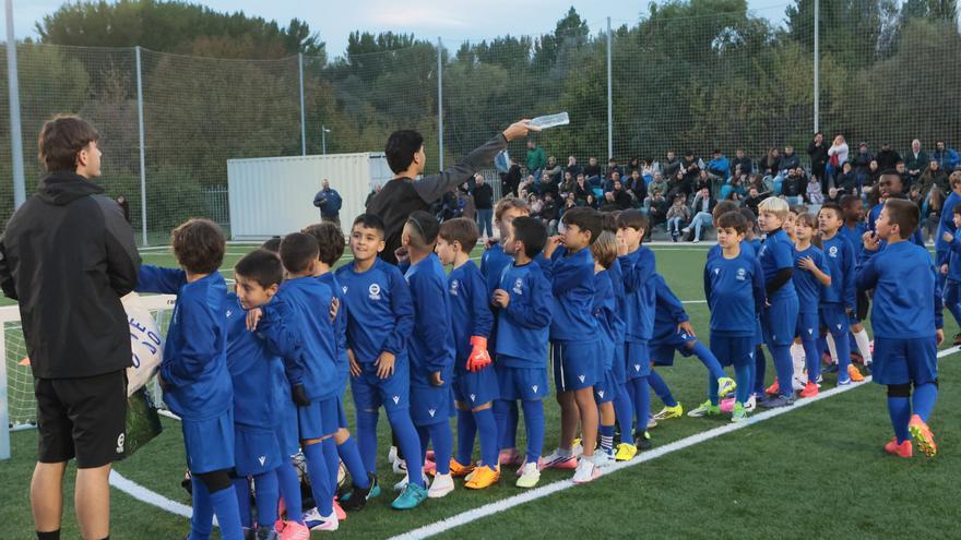 En imágenes: La Escuela DA acerca al fútbol base a sus ídolos del Alavés y las Gloriosas