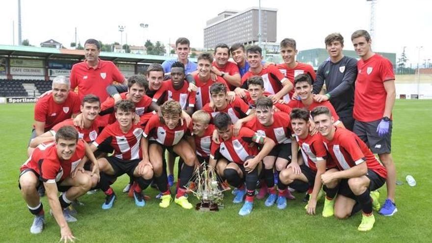 Jugadores y técnicos del primer juvenil del Athletic celebran la conquista del torneo de Portugalete.