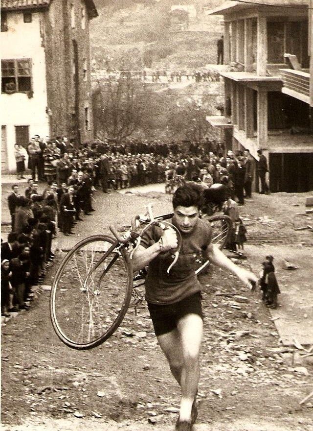 Imagenes del I Premio Gure Bide de Ciclocross celebrado en Elgoibar en 1960