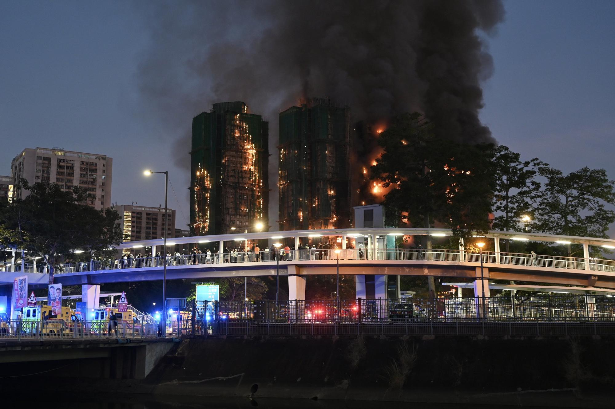 Un enorme incendio calcina un vecindario de Hong Kong