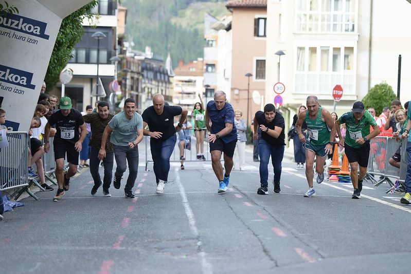 Castellers, gigantes y carrera popular en las Agorreko Santikutzak de Legazpi
