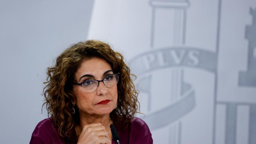 Montero explica a qué se destinarán ingresos derivados de impuestos a banca y energéticas