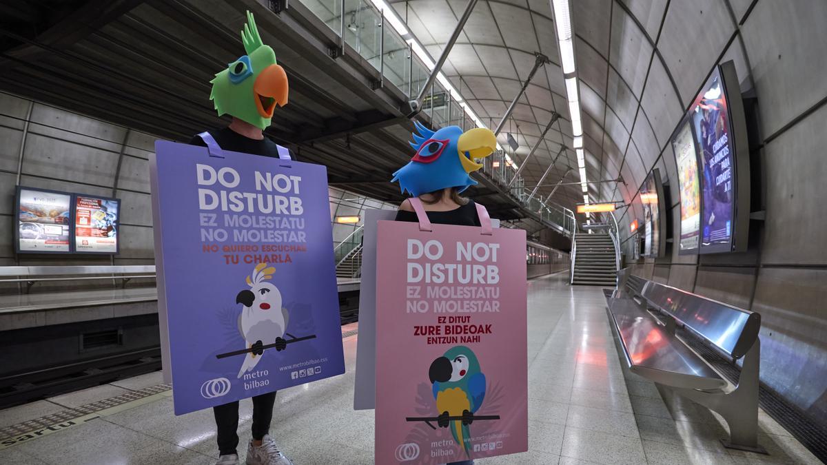 Metro Bilbao recurre a personas vestidas con carteles para pedir a sus usuarios que viajen sin molestar