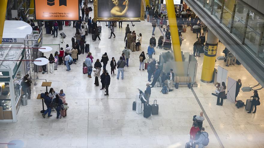 La OCU pide "transparencia y justificación" clara en los recargos aéreos por la subida del combustible