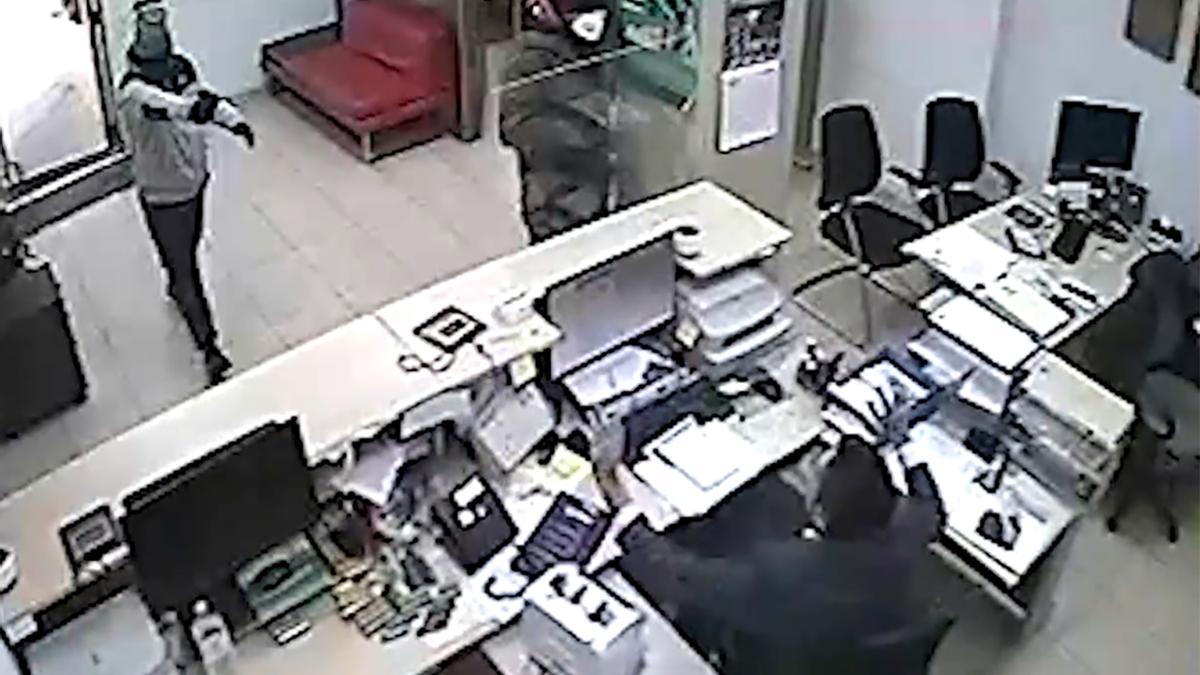 Dos atracadores asaltan una sucursal en Valencia.