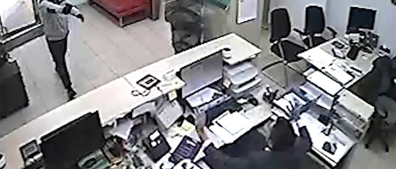 Detenidos dos atracadores por robar 154.000 euros a punta de pistola en un banco en Cáceres