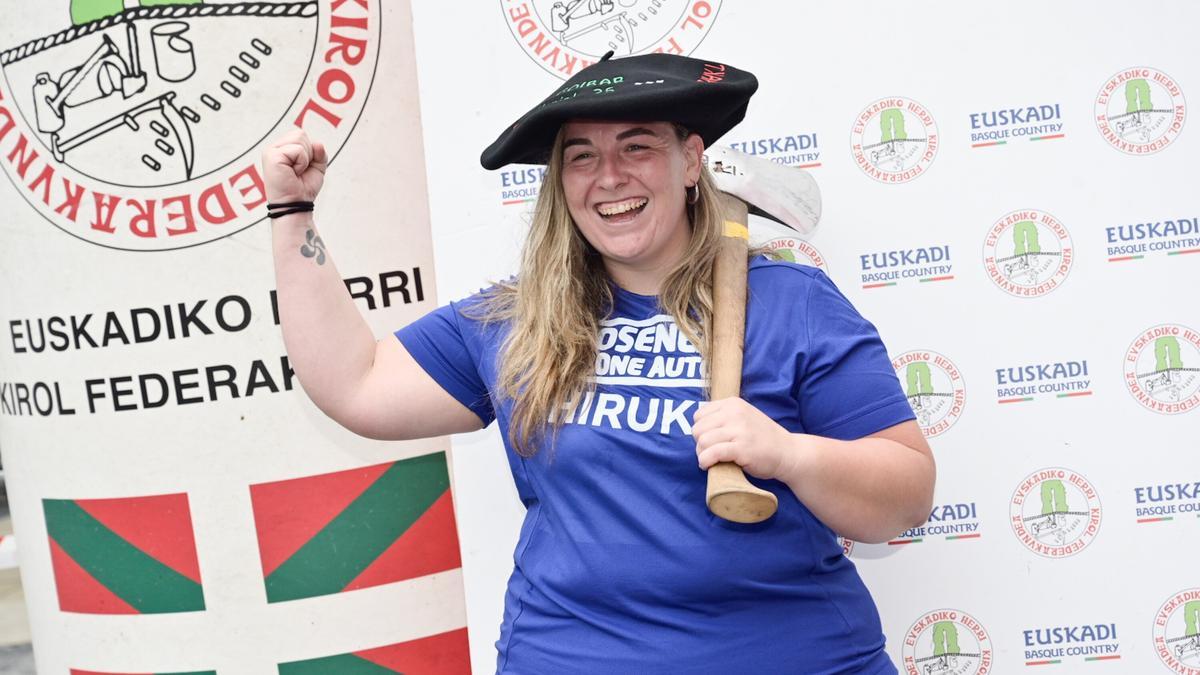 Nerea Sorondo, al ganar la final del campeonato femenino de Euskal Herria de aizkolaris Elgoibar.