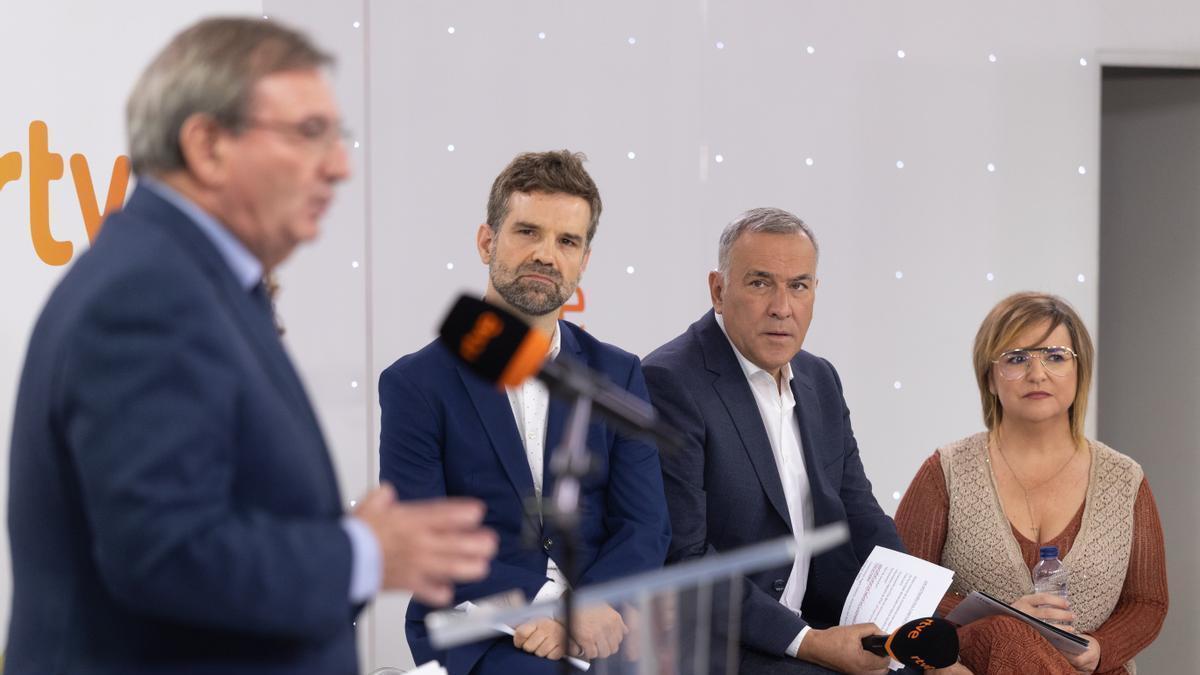 El director de Informativos de TVE, Jon Aritzmuño, la directora de Contenidos Digitales Informativos de RTVE, Pilar Bernal y el periodista Xabier Fortes, durante la Firma del convenio de colaboración entre RTVE y la Secretaría de Estado de Memoria Democrática.