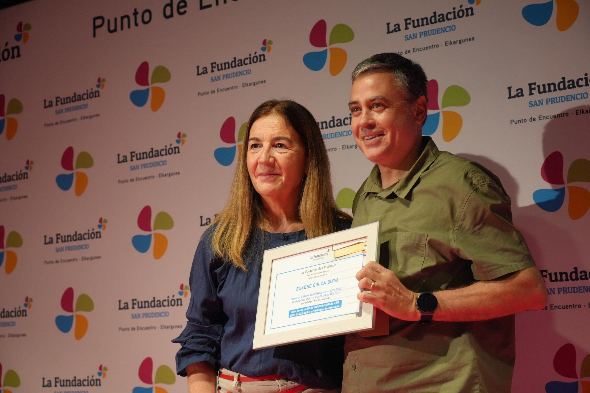 En imágenes: Entrega de premios LaF al mérito académico en la Fundación Laboral San Prudencio