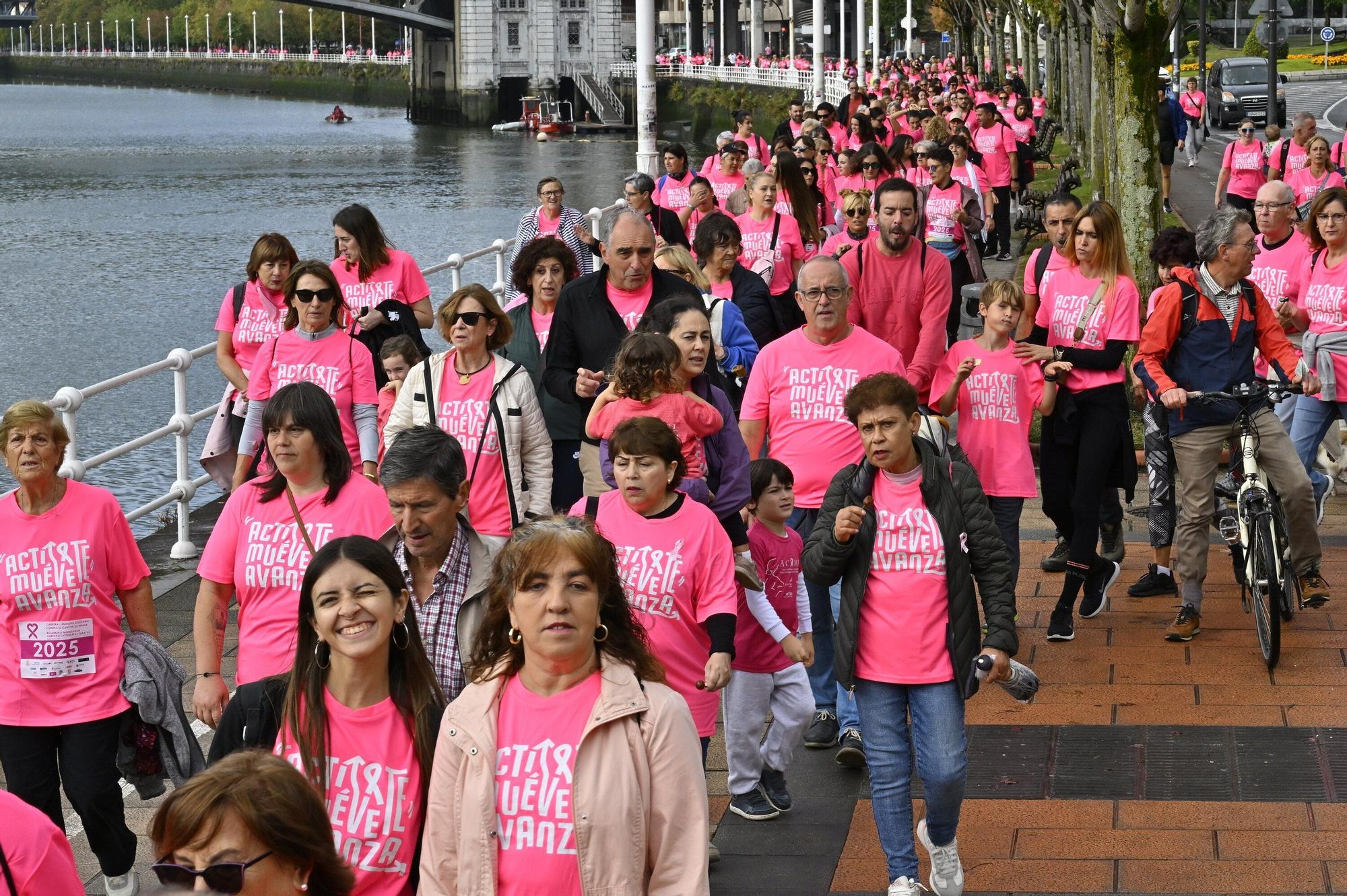 En imágenes: los paraguas tiñen la marea rosa de Bilbao