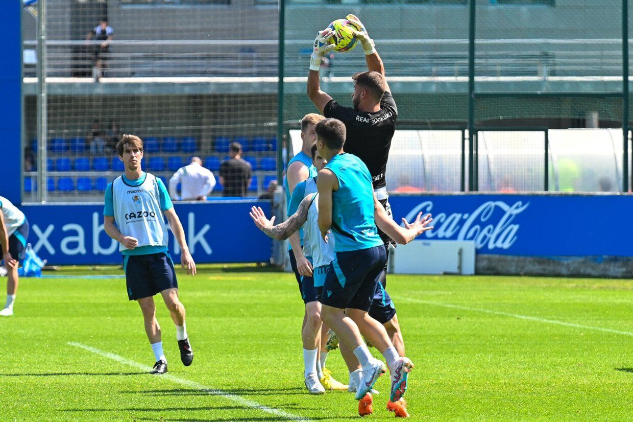 La Real se entrena junto a su afición en Zubieta.