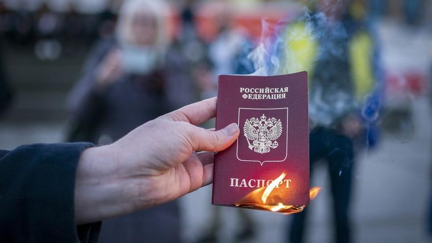 Países Bajos apoya restringir los visados a los turistas rusos