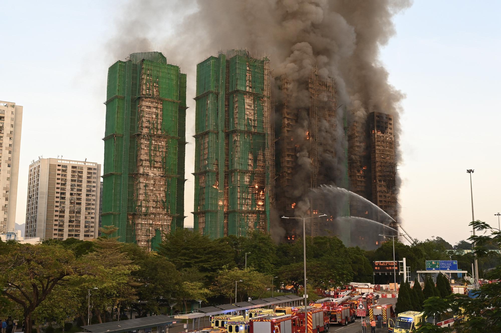 Un enorme incendio calcina un vecindario de Hong Kong