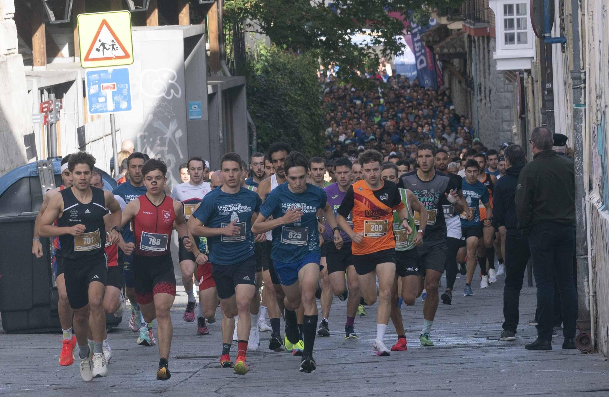 En imágenes: Un millar de corredores atraviesan la almendra