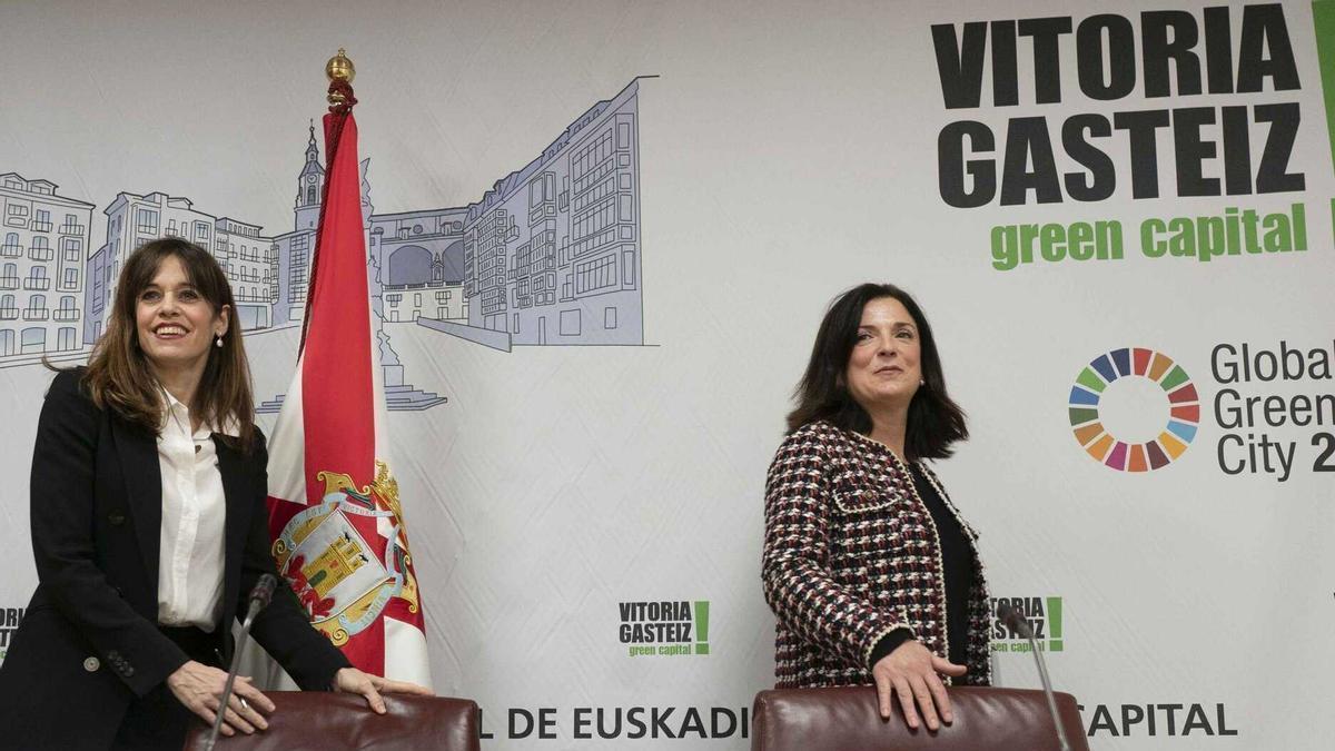 Maider Etxebarria, alcaldesa de Vitoria, y Beatriz Artolazabal, teniente de alcaldesa