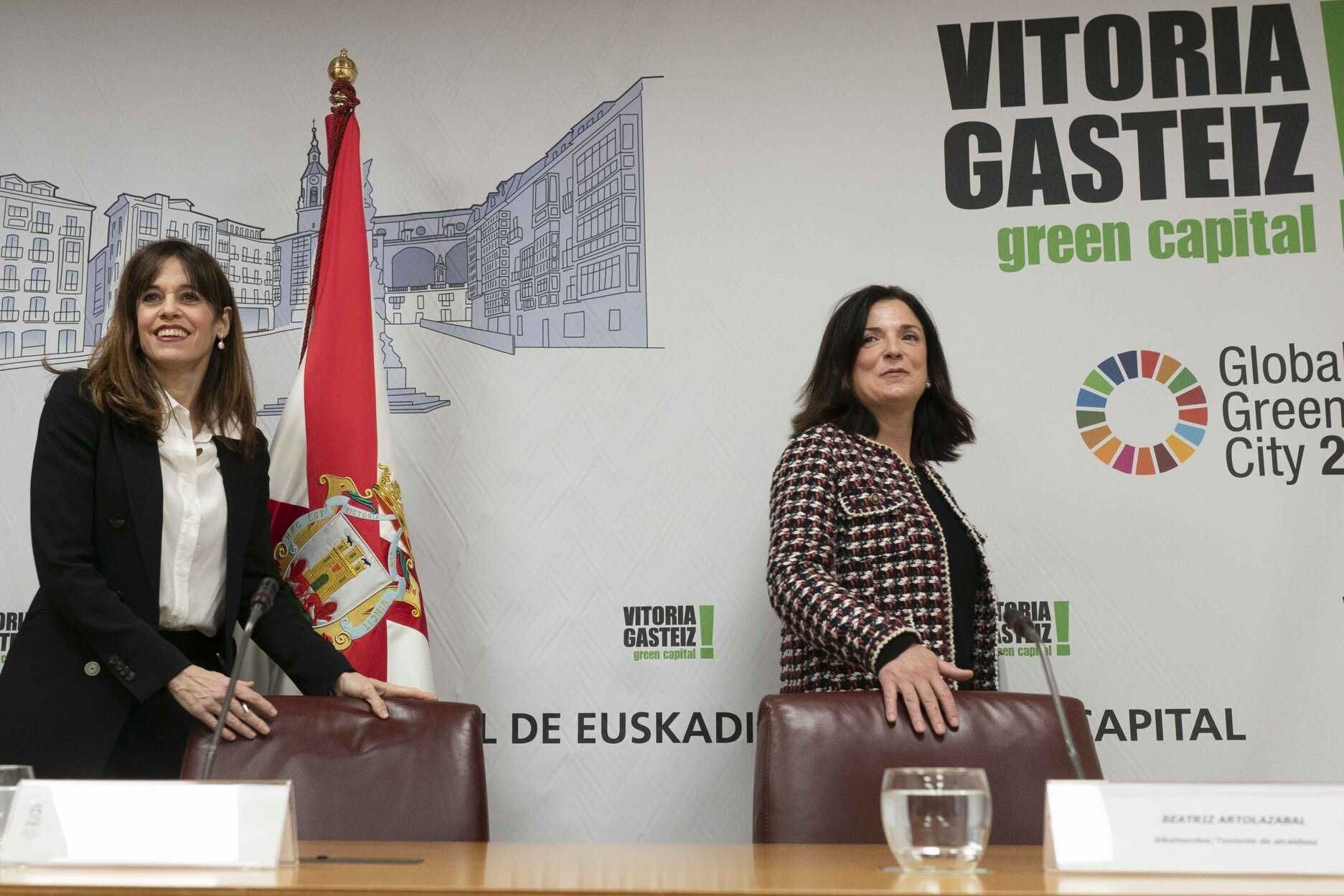 Maider Etxebarria, alcaldesa de Vitoria, y Beatriz Artolazabal, teniente de alcaldesa