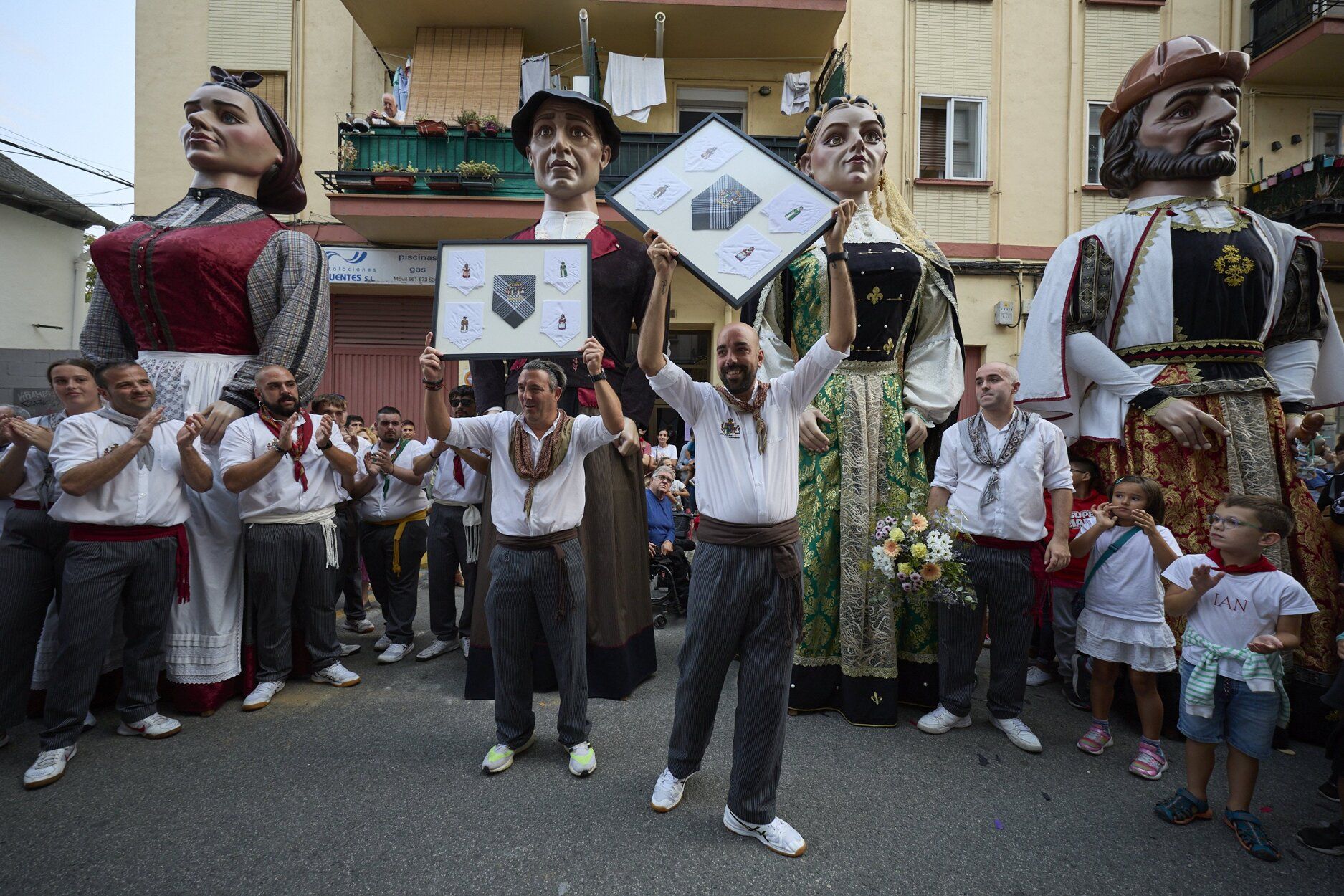 Fotos de la despedida de los gigantes en fiestas de Burlada