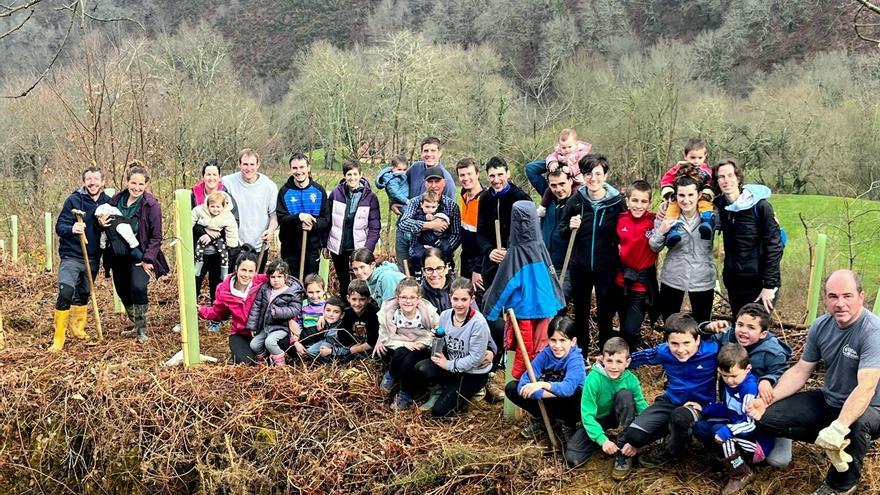 Arizkun planta 60 árboles en su tercer ‘Arbolaren Eguna’ celebrado el sábado
