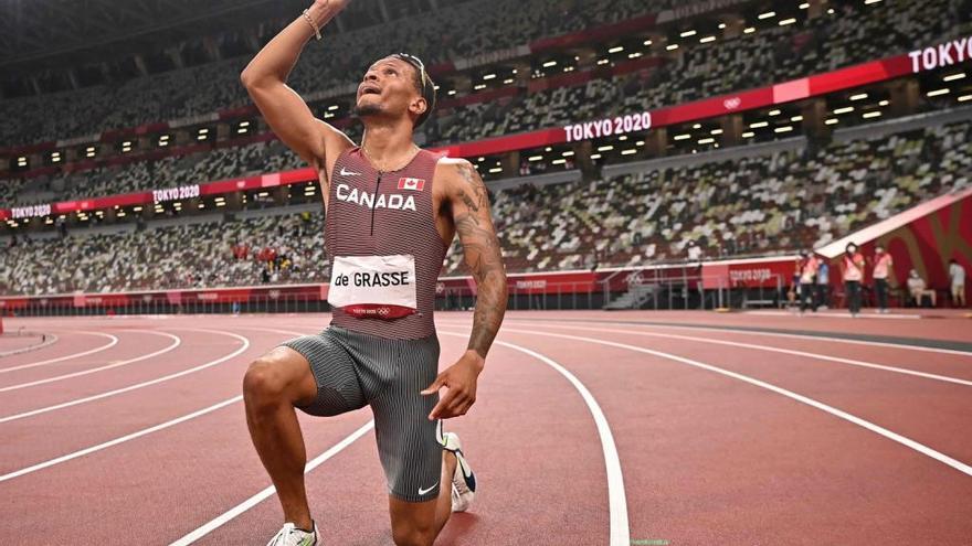 Andre de Grasse celebra su medalla de oro en la prueba de 200 metros.