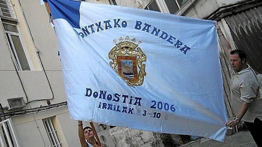 Anverso de la bandera de 2006, con el cuadrado a la izquierda.