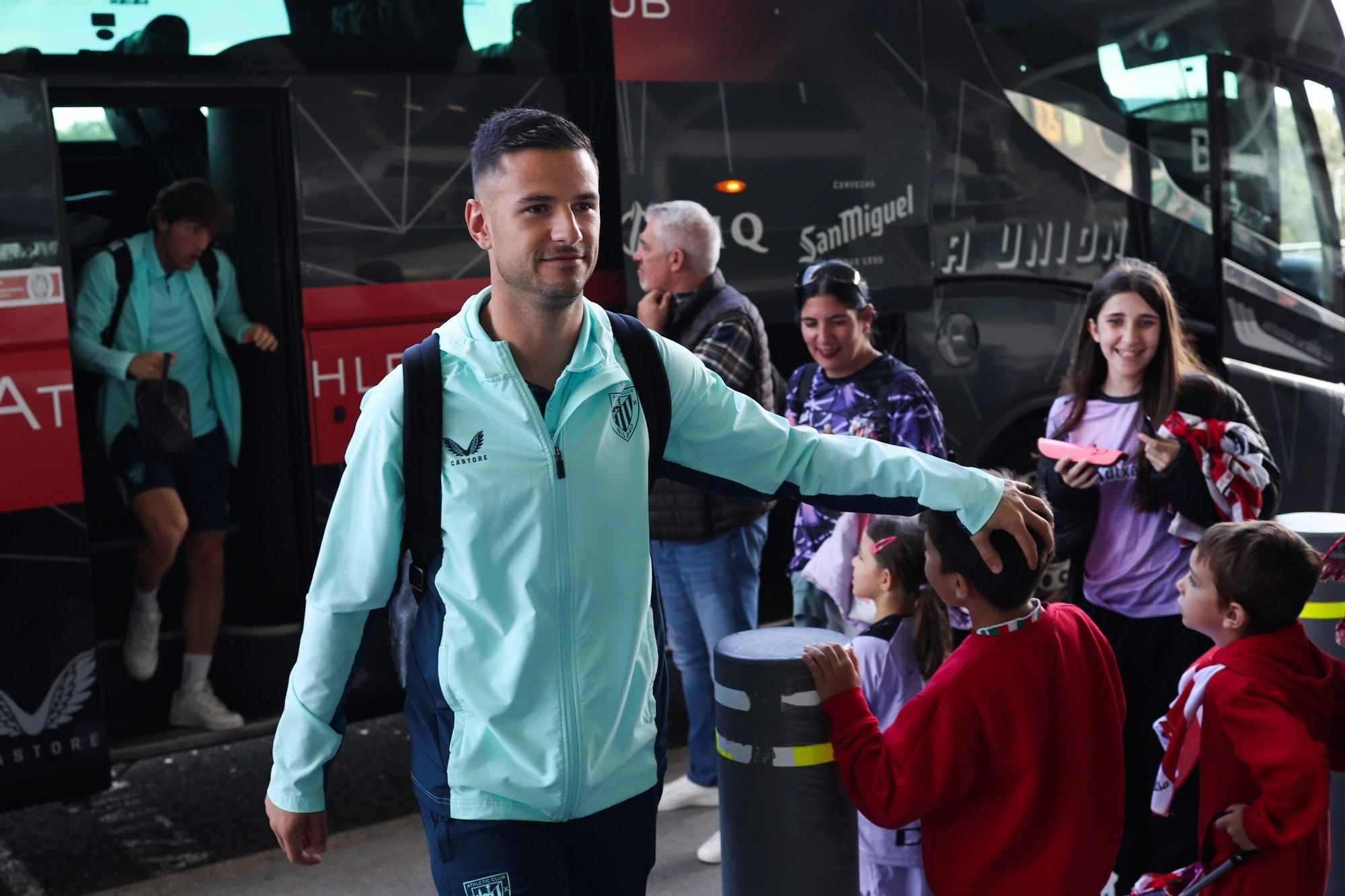 Aficionados del Athletic en el aeropuerto de Bilbao antes de viajar a Dortmund