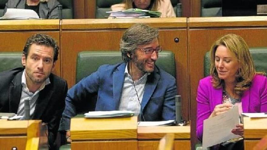 Iñaki Oyarzábal y Arantza Quiroga, durante un pleno del Parlamento.