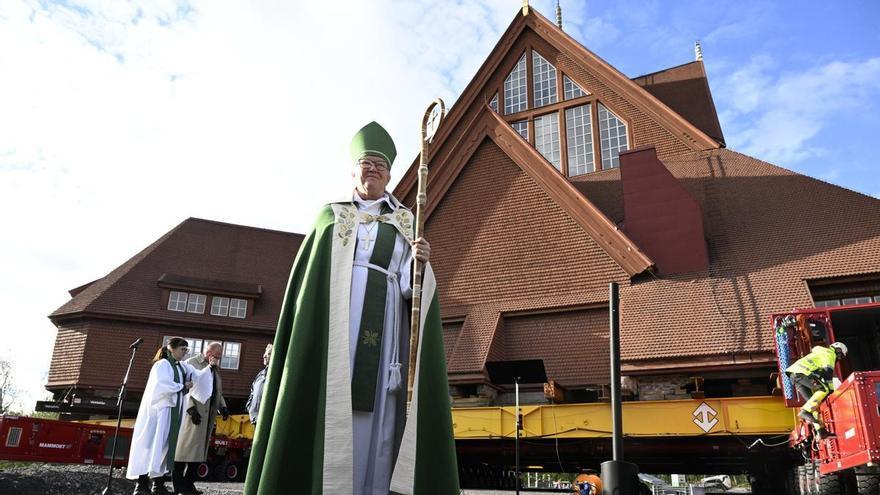 Suecia remolca una iglesia de 672 toneladas para poder ampliar una mina