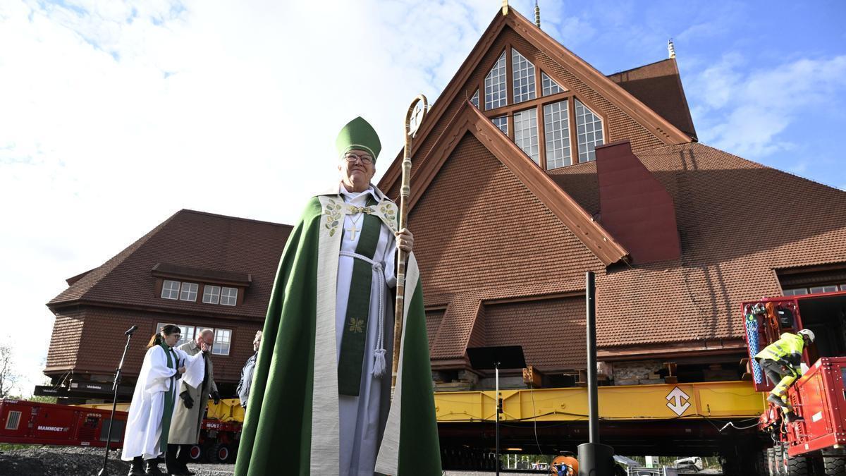 La obispo Asa Nystrom bendice la iglesia antes de iniciar su traslado.