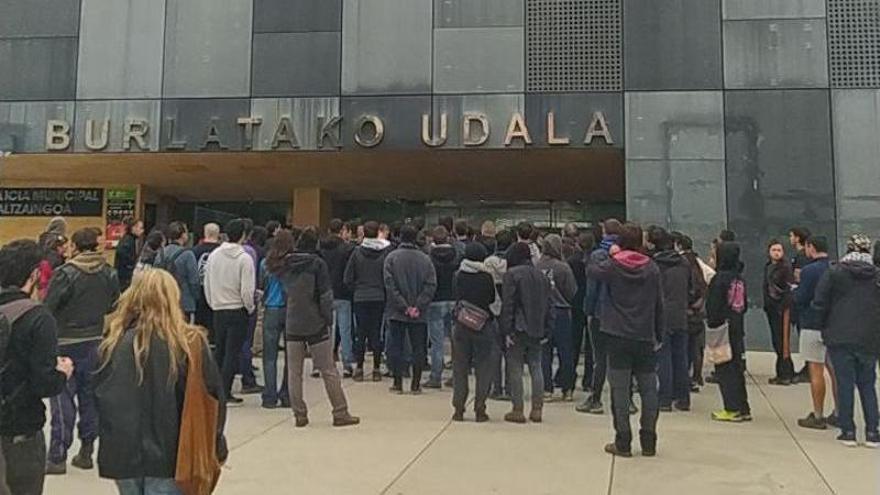 Cargas policiales en Burlada en un desahucio que deja a una familia con dos menores en la calle